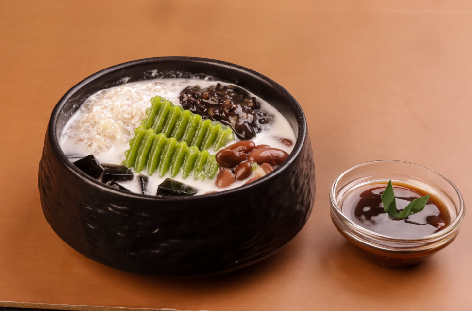 Ce hun tiau, traditional Pontianak dessert with sago noodles, coconut milk and sweet toppings