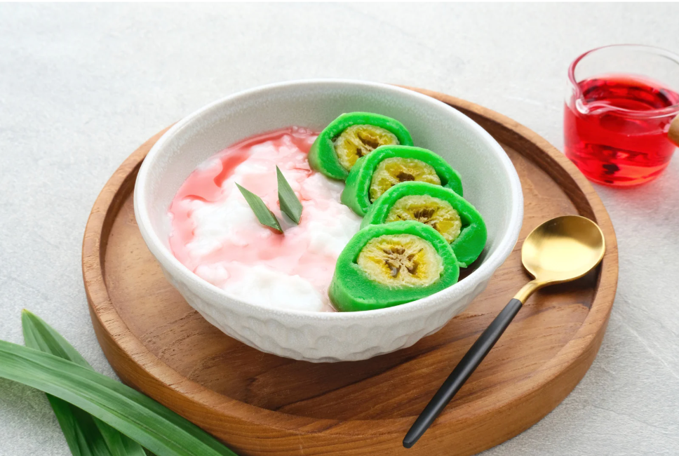 Es pisang ijo, Makassar dessert with green rice-flour wrapped banana and coconut sauce